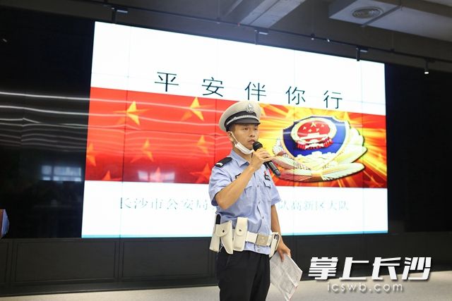 活動中,，宣講民警為企業(yè)員工講述了與日常生活密切相關的交通安全法律法規(guī)知識和安全常識。