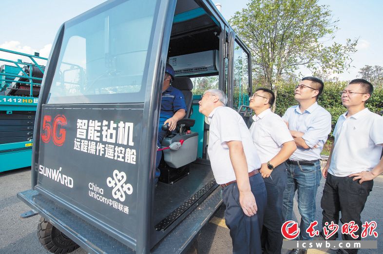 山河智能5G智能鉆機(jī)遠(yuǎn)程操作遙控艙可實(shí)現(xiàn)跨地域精準(zhǔn)遙控操作,。長沙晚報全媒體記者 郭雨滴 攝