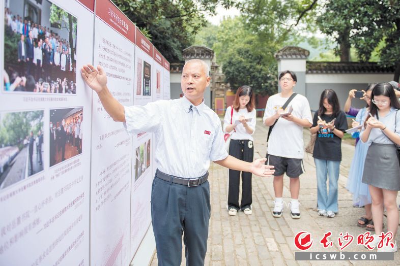 湖南大學(xué)馬克思主義學(xué)院教授龍兵為學(xué)生上“移動”思政課,。長沙晚報全媒體記者 郭雨滴 攝