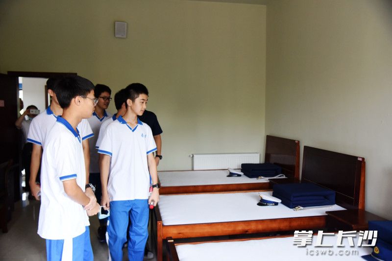 10月1日，南雅中學(xué)十幾名學(xué)生來到武廣消防救援站參觀,，學(xué)習(xí)消防知識,。均為長沙晚報全媒體記者 劉琦 攝