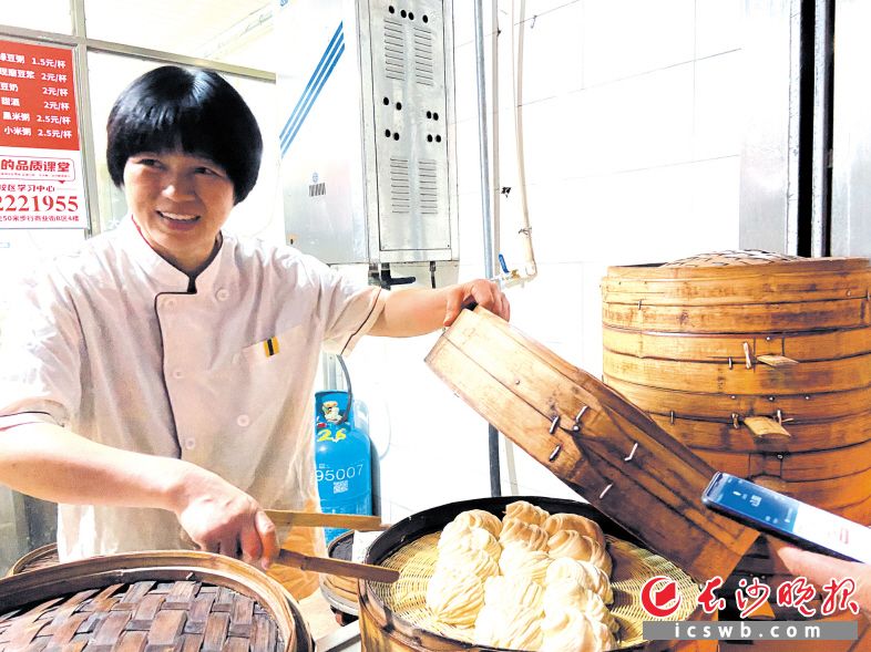 謝嫦娥在長沙開包子鋪20多年,，每天一千多個包子,、饅頭，都是兩口子手工做出來的,。長沙晚報全媒體記者 周斌 攝