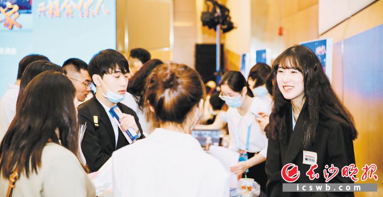 開福區(qū)赴上海攬才，長三角經(jīng)濟圈專業(yè)人才紛紛自薦當(dāng)“開福合伙人”,。 李卓 攝