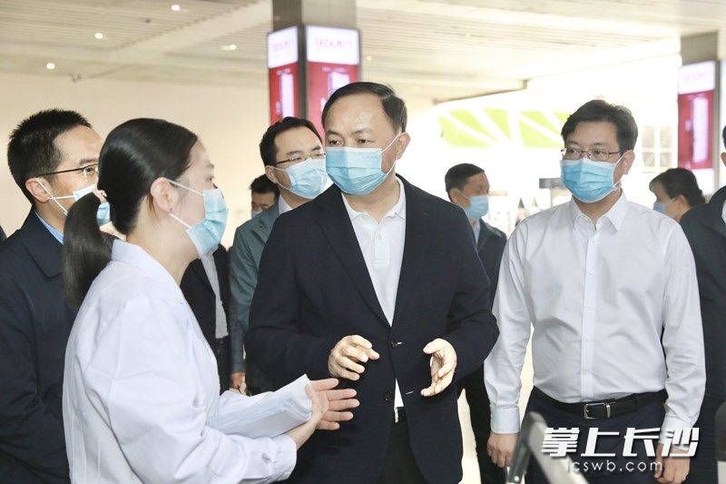 26日,，市委副書記、市長(zhǎng),、湖南湘江新區(qū)黨工委書記鄭建新以“四不兩直”方式督查疫情防控和文明創(chuàng)建工作,，并看望慰問(wèn)奮戰(zhàn)一線的醫(yī)務(wù)工作者、雷鋒志愿者,。 劉書勤 攝