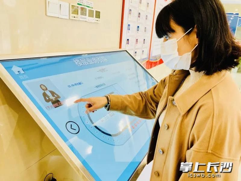 觸屏左上角的虛擬手語翻譯“千語”向聽障人士介紹政務(wù)服務(wù)事項,。長沙晚報全媒體記者 李卓 攝