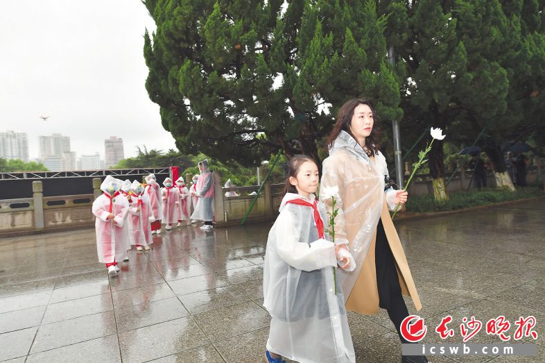 長沙通過開展清明祭英烈等大型主題活動,，引導(dǎo)青少年弘揚(yáng)革命精神，傳承紅色基因,?！　￠L沙晚報全媒體記者 王志偉 攝