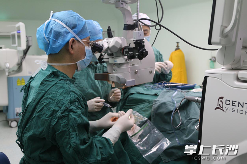 段宣初教授在為青光眼患者做手術(shù),。