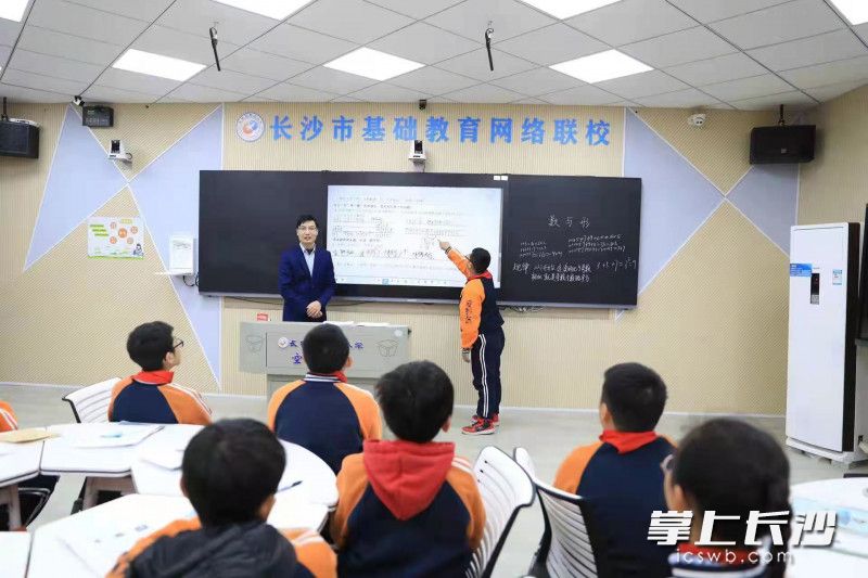 生動的課堂,，積極的互動,，讓學(xué)生學(xué)習(xí)更加高效。圖為雨花區(qū)長塘里陽光小學(xué)智慧課堂展示,。