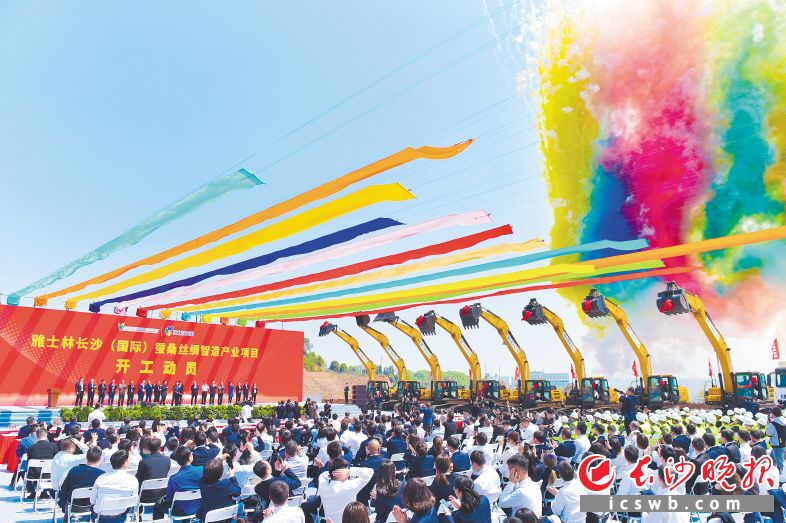 雅士林蠶桑絲綢智造產(chǎn)業(yè)項(xiàng)目2021年3月23日簽約,，3月28日開工，10月主體封頂,，12月開始試生產(chǎn),，實(shí)現(xiàn)當(dāng)年簽約、當(dāng)年建設(shè),、當(dāng)年投產(chǎn),，這就是瀏陽(yáng)速度！