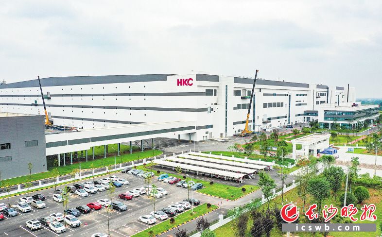 惠科光電創(chuàng)造了14個(gè)月建成一座超高清面板生產(chǎn)基地的行業(yè)最快速度,。圖片除署名外均為瀏陽(yáng)市發(fā)改局提供
