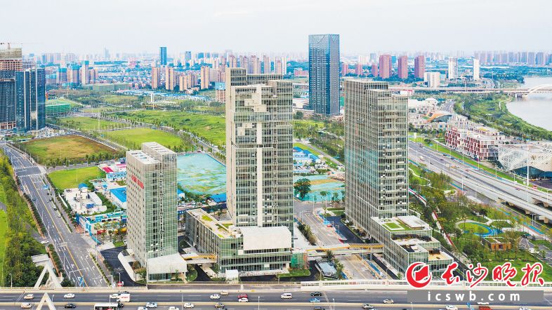 欄山創(chuàng)意設(shè)計總部大廈項(xiàng)目不僅外觀“顏值”高,，樓內(nèi)還包含不少“黑科技”,。項(xiàng)目整體預(yù)計入駐企業(yè)將超過100家，年產(chǎn)值超15億元,。均為長沙晚報全媒體記者 王志偉 鄒麟 郭雨滴 攝影報道