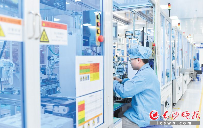 德賽運(yùn)用行業(yè)最領(lǐng)先的鋰電池開發(fā)設(shè)計及高端封裝制造工藝技術(shù),，已在望城布局16條先進(jìn)自動化組裝線，項(xiàng)目入駐望城后實(shí)現(xiàn)了當(dāng)年簽約,、當(dāng)年建設(shè),、當(dāng)年投產(chǎn)、當(dāng)年盈利的好成績,。