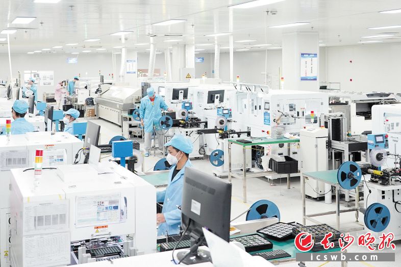 歐智通PLC-IOT電力載波通信模組智能生產(chǎn)基地項(xiàng)目總投資20億元,，占地200畝，建筑面積10萬平方米,，建設(shè)全部采用無人生產(chǎn)線,，從倉庫進(jìn)料到測試、包裝,、出庫等生產(chǎn)步驟都將由自動化機(jī)械設(shè)備無縫對接,，可大幅提升產(chǎn)能和生產(chǎn)效率。