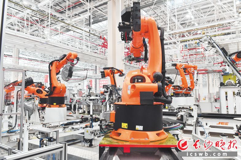 三一無人電動化項(xiàng)目總投資108億元,，2021年2月動工建設(shè),，已建成廠房面積達(dá)49萬平方米，實(shí)現(xiàn)了當(dāng)年投資,、當(dāng)年開工,、當(dāng)年竣工投產(chǎn)。