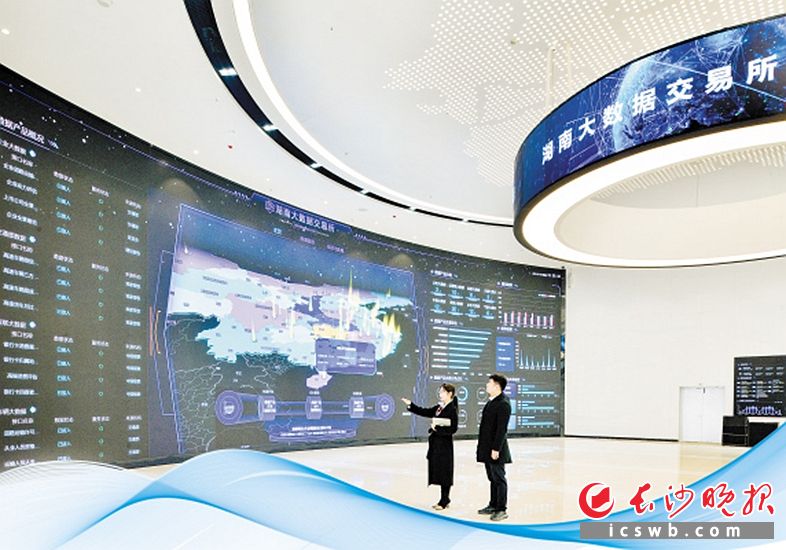 各種數(shù)據(jù)躍然交易所大屏幕上,。