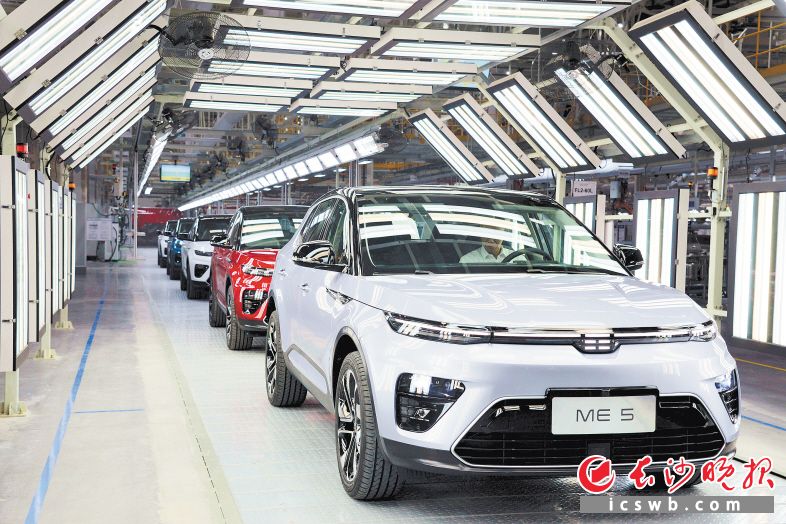 在天際汽車長(zhǎng)沙智匠工廠，整裝待發(fā)的車輛令人眼前一亮,。