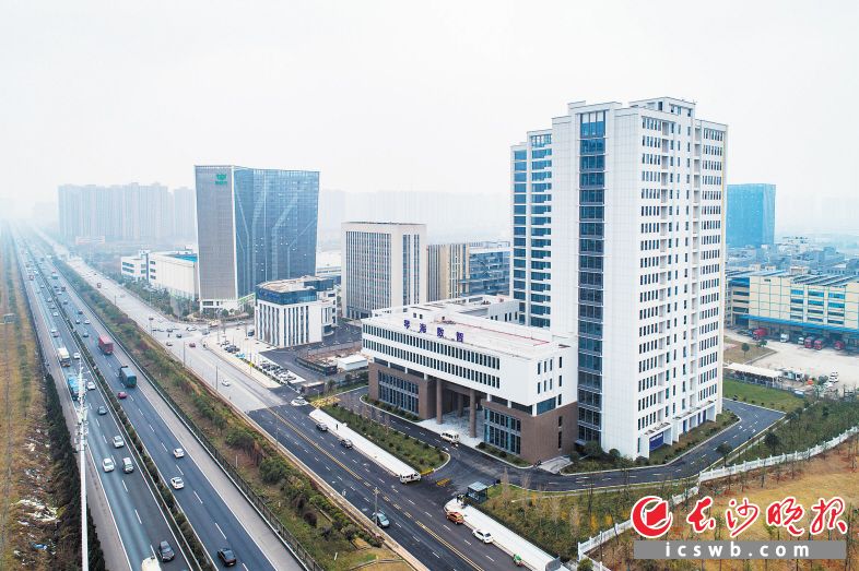 琴海數(shù)智產(chǎn)業(yè)園項(xiàng)目產(chǎn)業(yè)覆蓋檔案智能管理系統(tǒng)研發(fā),、檔案大數(shù)據(jù)應(yīng)用研究、智慧檔案館建設(shè),、縮微數(shù)字化加工,、檔案管理人才培育等。目前,，項(xiàng)目已基本完成建設(shè),，生產(chǎn)設(shè)備已采購安裝到位，即將投產(chǎn),?！　￠L沙晚報(bào)全媒體記者 郭雨滴 攝