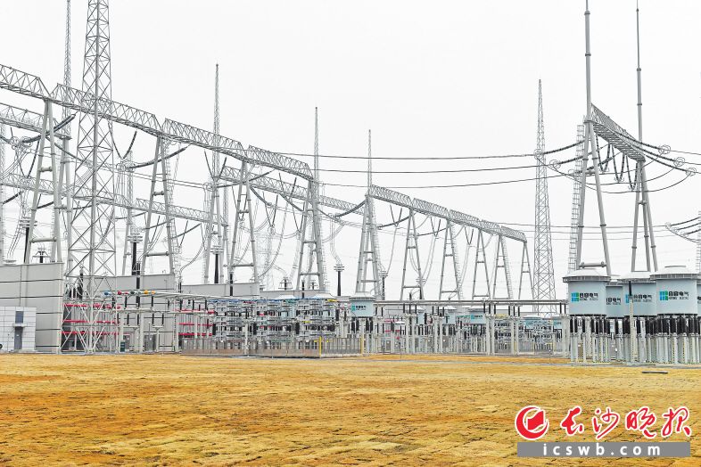 特高壓智慧電網(wǎng)項(xiàng)目于2021年3月9日開始主體施工,，12月26日正式竣工投產(chǎn)，實(shí)現(xiàn)“當(dāng)年開工,、當(dāng)年投產(chǎn)”的特高壓電力建設(shè)工程史上新紀(jì)錄,。