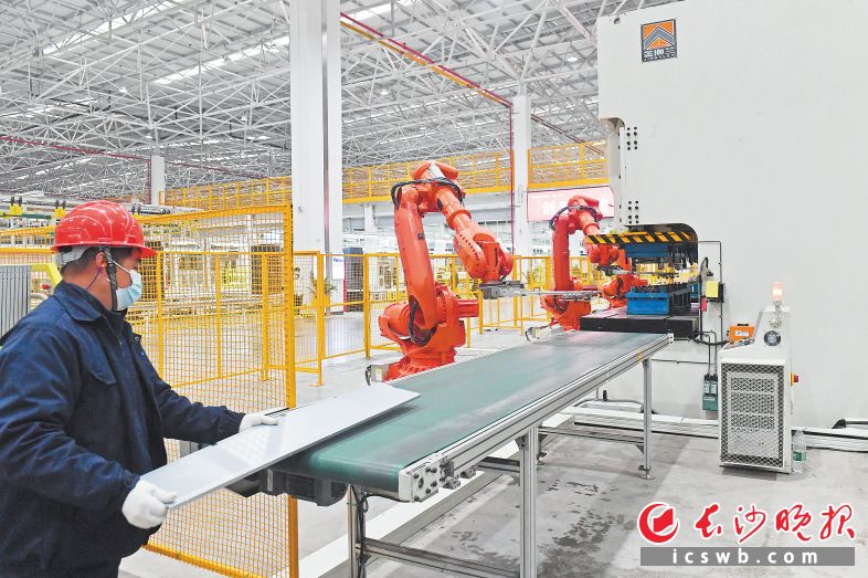 晶弘冰箱長沙生產(chǎn)基地由世界500強(qiáng)企業(yè),、全球最大規(guī)模空調(diào)生產(chǎn)商—格力電器股份有限公司投資建設(shè),，是格力電器冰箱洗衣機(jī)智能生產(chǎn)基地的核心板塊,。