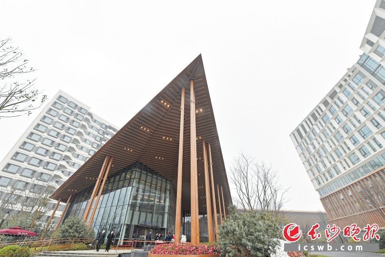 泰康之家 ·湘園是湘江數(shù)字健康產(chǎn)業(yè)園的重點(diǎn)項(xiàng)目之一,，打造湖南首個(gè)全功能、智能化,、國際標(biāo)準(zhǔn)智慧醫(yī)養(yǎng)旗艦項(xiàng)目,，填補(bǔ)了湖南高品質(zhì)智慧養(yǎng)老產(chǎn)業(yè)的空白。本版圖片除署名外均為長沙晚報(bào)全媒體記者 王志偉 攝