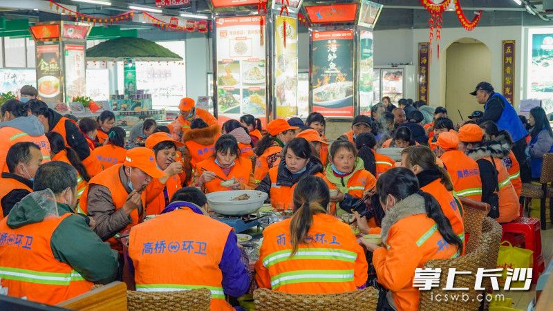 張尚友邀請高橋環(huán)衛(wèi)工人來到他的店鋪吃免費的團(tuán)圓飯，這一善舉已經(jīng)持續(xù)了13年,。均為長沙晚報全媒體記者 劉曉敏 攝