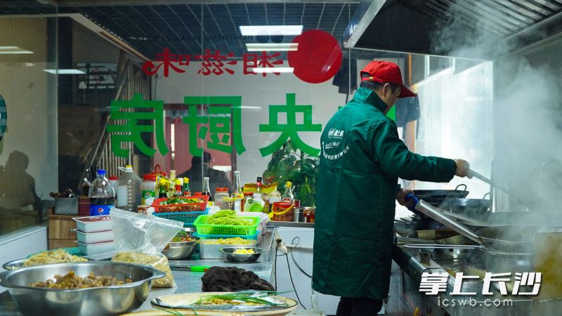 廚房里，廚師正在烹飪美味的佳肴,。