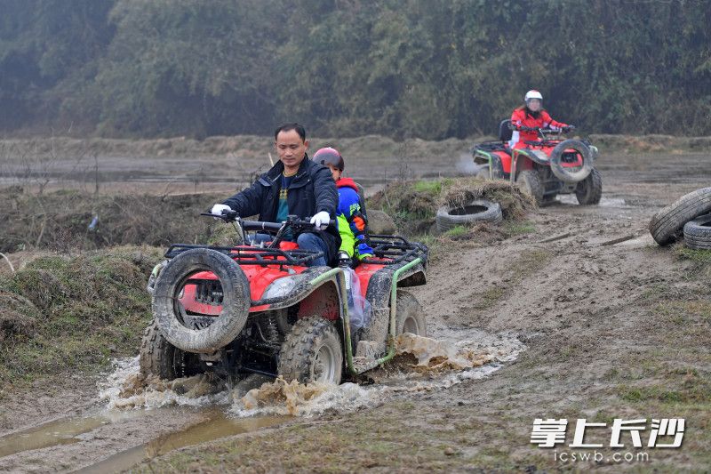 騎手駕駛著全地形越野車爬山涉水,，在山水田園間瀟灑穿行,，盡情揮灑汗水。 長(zhǎng)沙晚報(bào)全媒體記者 王志偉 攝