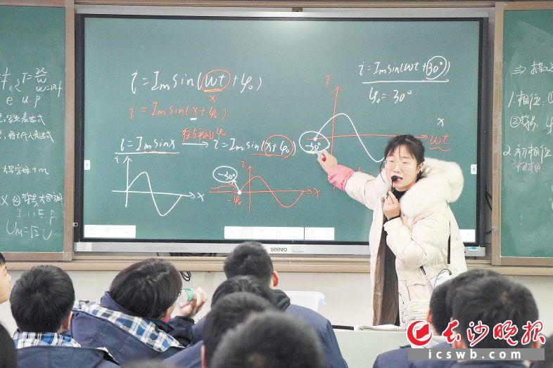 長(zhǎng)沙汽車工業(yè)學(xué)校的老師在給學(xué)生上電工電子課,，這是對(duì)口高考必考科目。 長(zhǎng)沙晚報(bào)通訊員 劉章紅 攝