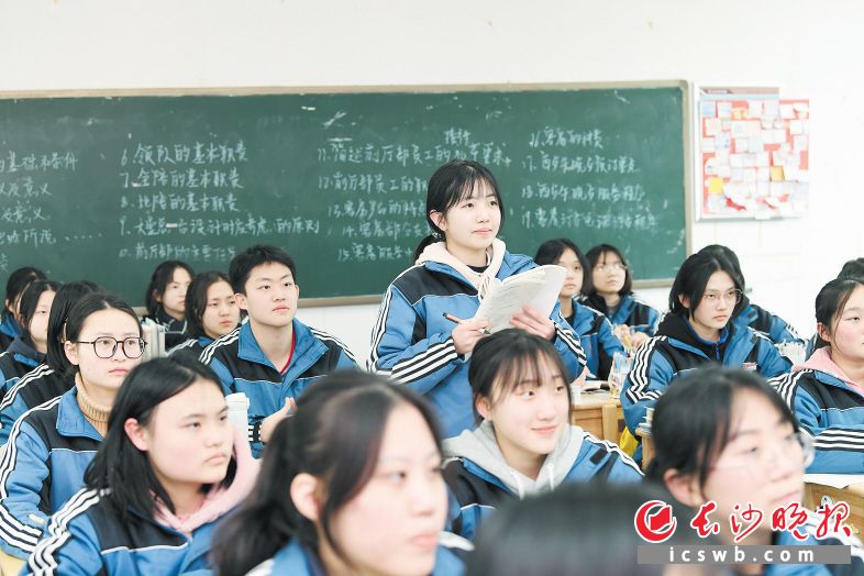長(zhǎng)沙財(cái)經(jīng)學(xué)校的高三課堂,，學(xué)生在認(rèn)真上課,。長(zhǎng)沙晚報(bào)通訊員 楊威 攝
