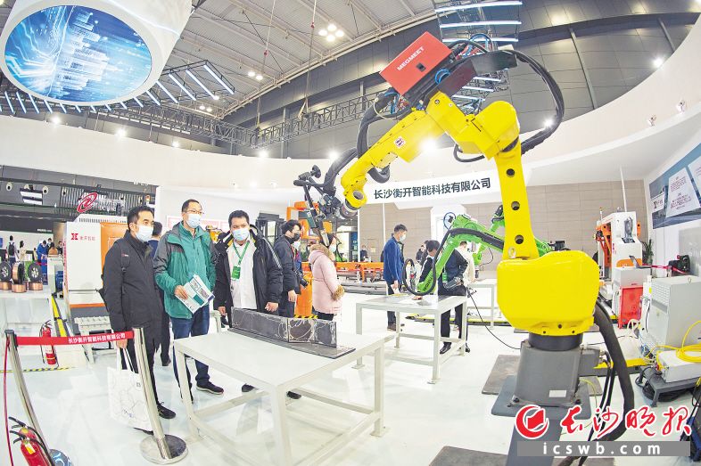 2020長沙網絡安全·智能制造大會上，長沙企業(yè)研發(fā)生產的工業(yè)智能機器人備受矚目,。長沙晚報全媒體記者 王志偉 攝