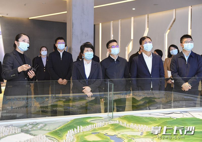 3月8日上午，省委常委,、市委書記吳桂英調(diào)研全市城市規(guī)劃工作,，走進長沙規(guī)劃展示館。長沙晚報全媒體記者 余劭劼 攝