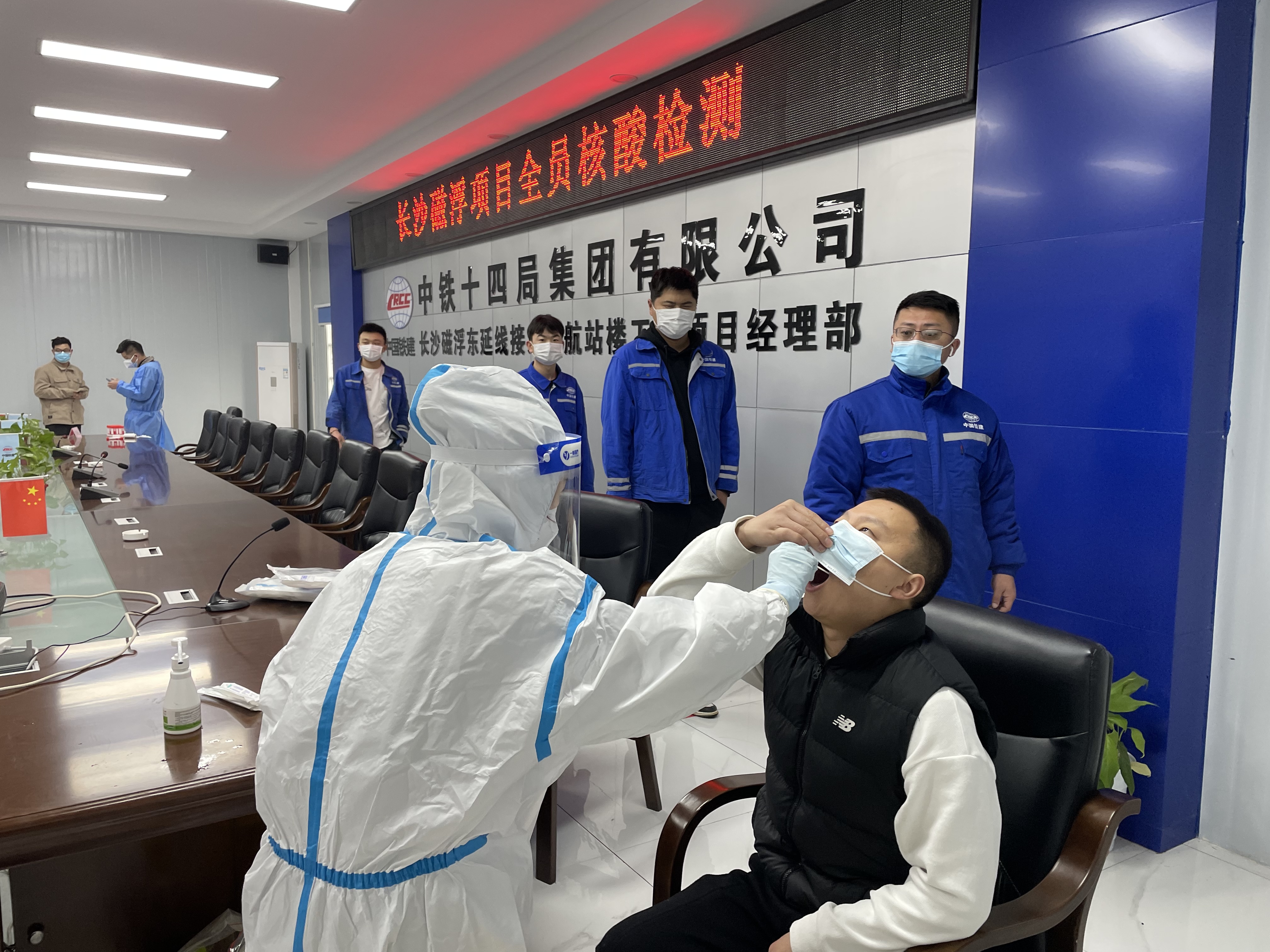 3月22日,，中鐵十四局長沙磁浮東延線項(xiàng)目邀請核酸檢測機(jī)構(gòu)為項(xiàng)目管理人員和施工人員進(jìn)行核酸檢測,。均為長沙晚報(bào)全媒體記者 陳煥明 攝