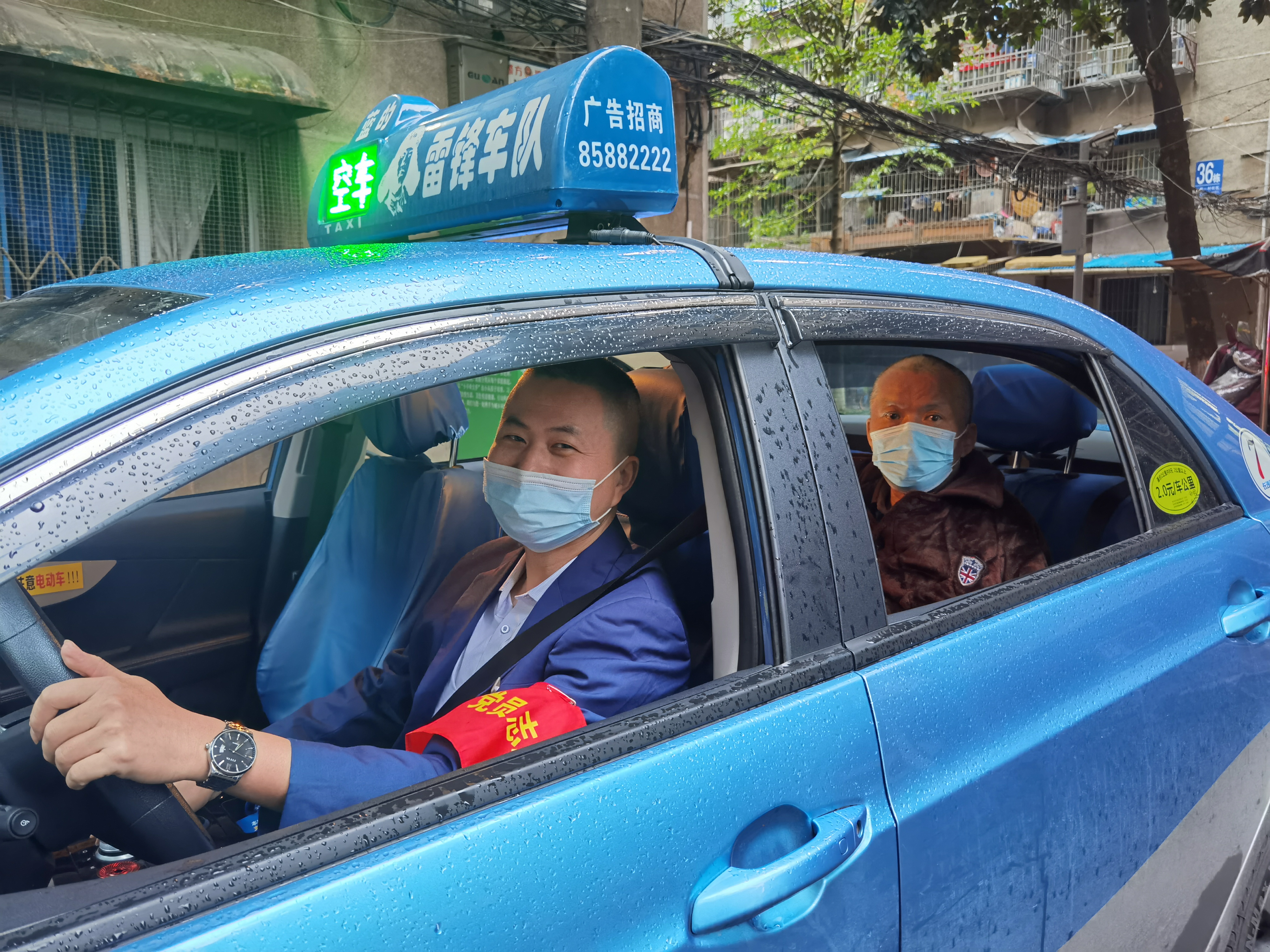 長沙交通集團市出租車公司“藍的雷鋒車隊” 隊委,、共產(chǎn)黨員羅正雄駕車接患者黃利明往返醫(yī)院就診。通訊員 李璜婷 攝