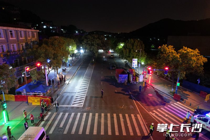 4月9日凌晨，在麓山南路阜埠河路口,，相關(guān)部門拆除了隔離護(hù)欄,，恢復(fù)了路面通行,。長(zhǎng)沙晚報(bào)全媒體記者 羅杰科 黃啟晴 郭雨滴 攝