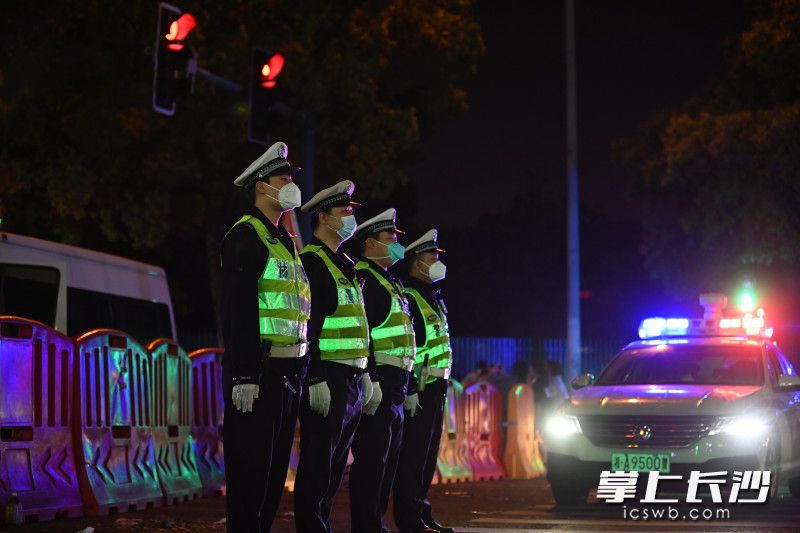 在隔離欄前,，岳麓交警在堅(jiān)守崗位,。長(zhǎng)沙晚報(bào)全媒體記者 羅杰科 黃啟晴 郭雨滴 攝