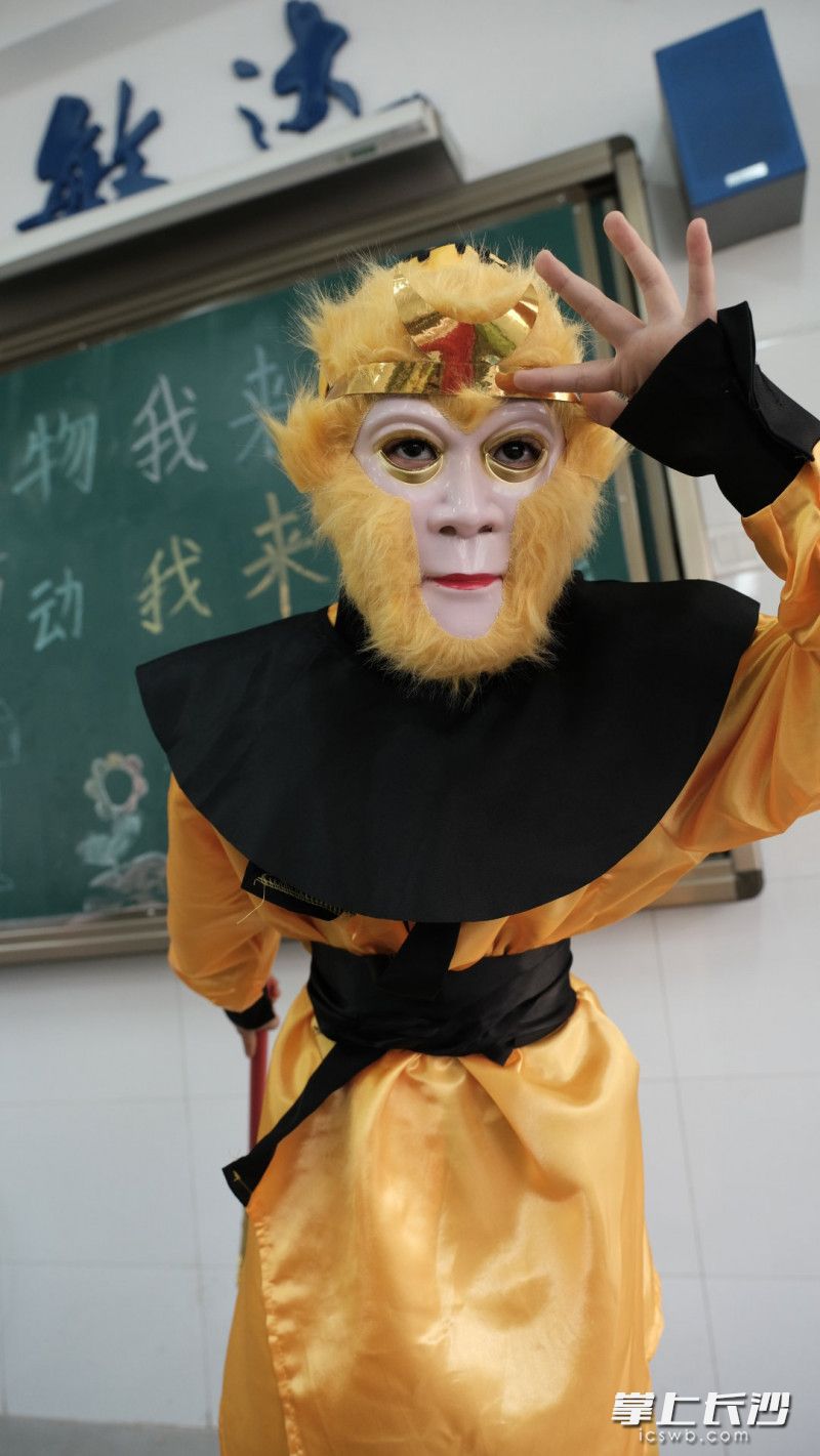學(xué)生們選擇自己喜歡的角色裝扮，成功扮演一個(gè)角色可獲得愛(ài)心大使的1元公益基金和奉獻(xiàn)章一枚,。所有照片由學(xué)校提供,。