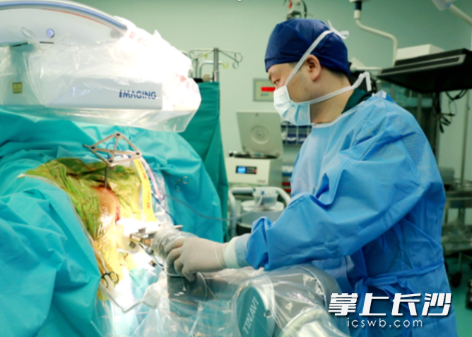 高曙光實(shí)施機(jī)器人輔助導(dǎo)航保髖治療,。