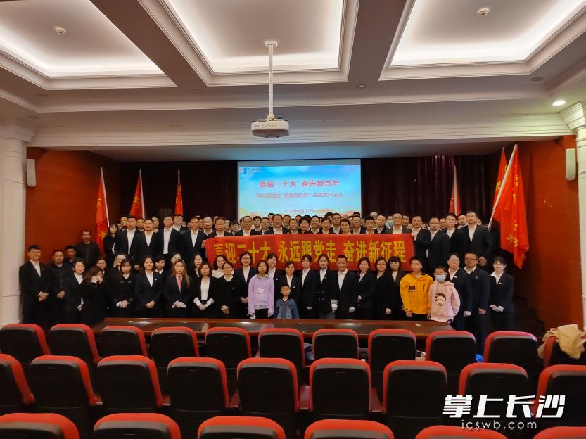 4月30日，湖南高嶺建設(shè)集團(tuán)舉行“建功強(qiáng)省會(huì) 青年當(dāng)先鋒”黨員突擊隊(duì),、青年突擊隊(duì),、工人先鋒號(hào)授旗儀式。長(zhǎng)沙晚報(bào)全媒體記者 陳煥明 通訊員 陳晨 攝影報(bào)道