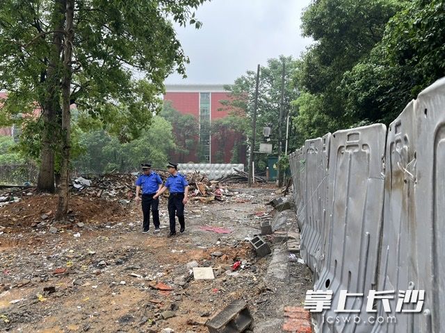 天頂街道有關(guān)工作人員檢查拆除違章建筑后的馬家塘巷,。