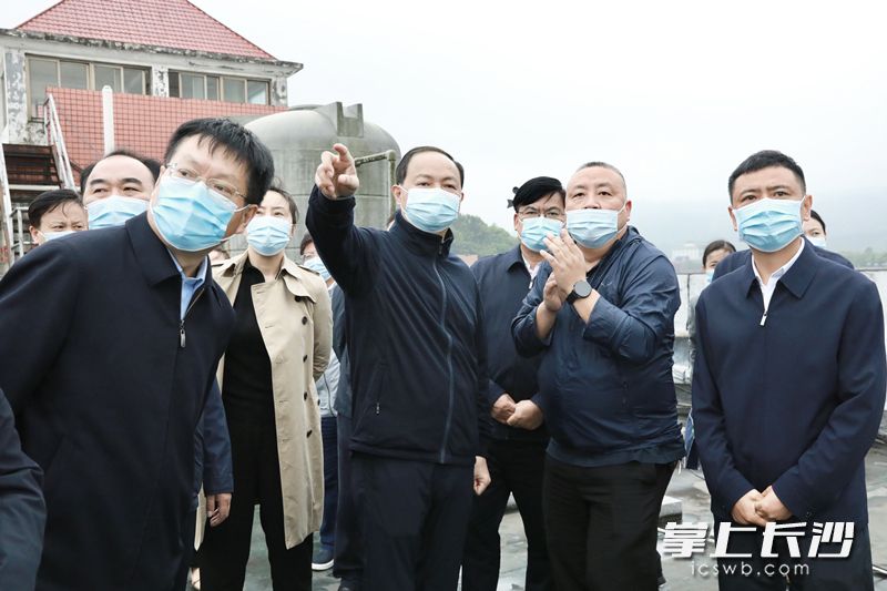 鄭建新來(lái)到空氣質(zhì)量監(jiān)測(cè)國(guó)控站師大附中點(diǎn)，認(rèn)真查看監(jiān)測(cè)站點(diǎn)站房設(shè)備,。劉書勤  攝