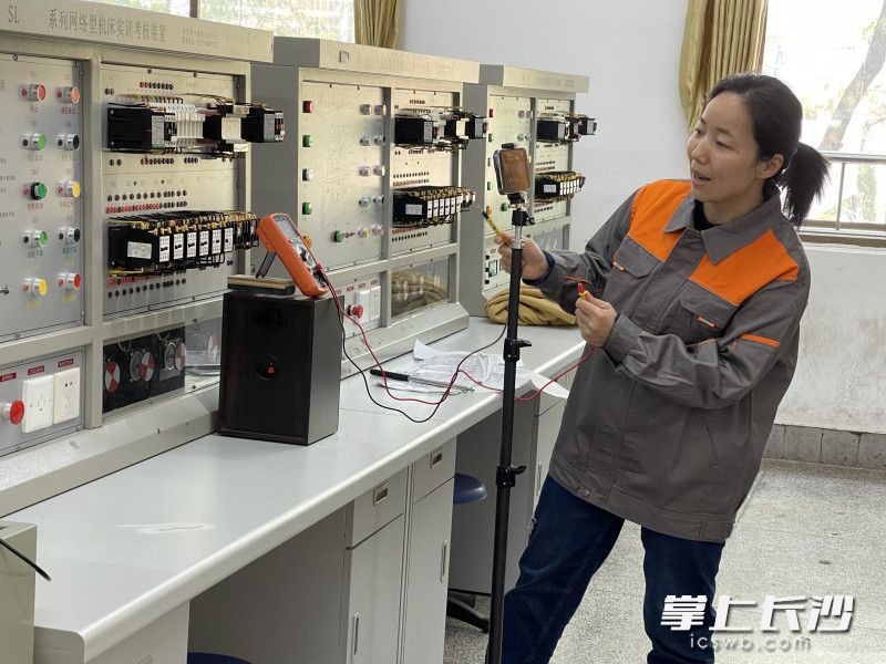 張劍錄制網(wǎng)課“電器故障檢修操作”時便請來丈夫歐陽陵江幫忙,。圖為歐陽陵江為張劍拍的錄課照片,。均為長沙晚報通訊員 王露曼 供圖