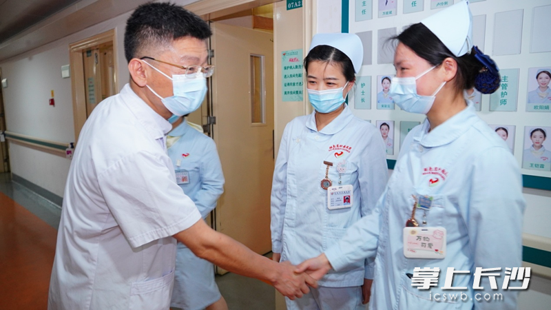 省腫瘤醫(yī)院院長肖亞洲慰問護士歐陽娟,、陳潔,。