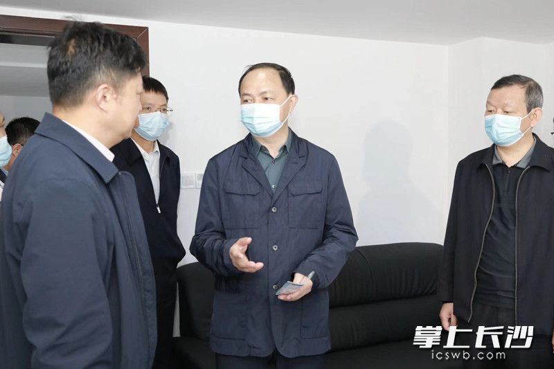 鄭建新來到市自建房安全整治“百日攻堅(jiān)”專項(xiàng)行動(dòng)指揮部調(diào)研督查。劉書勤 攝