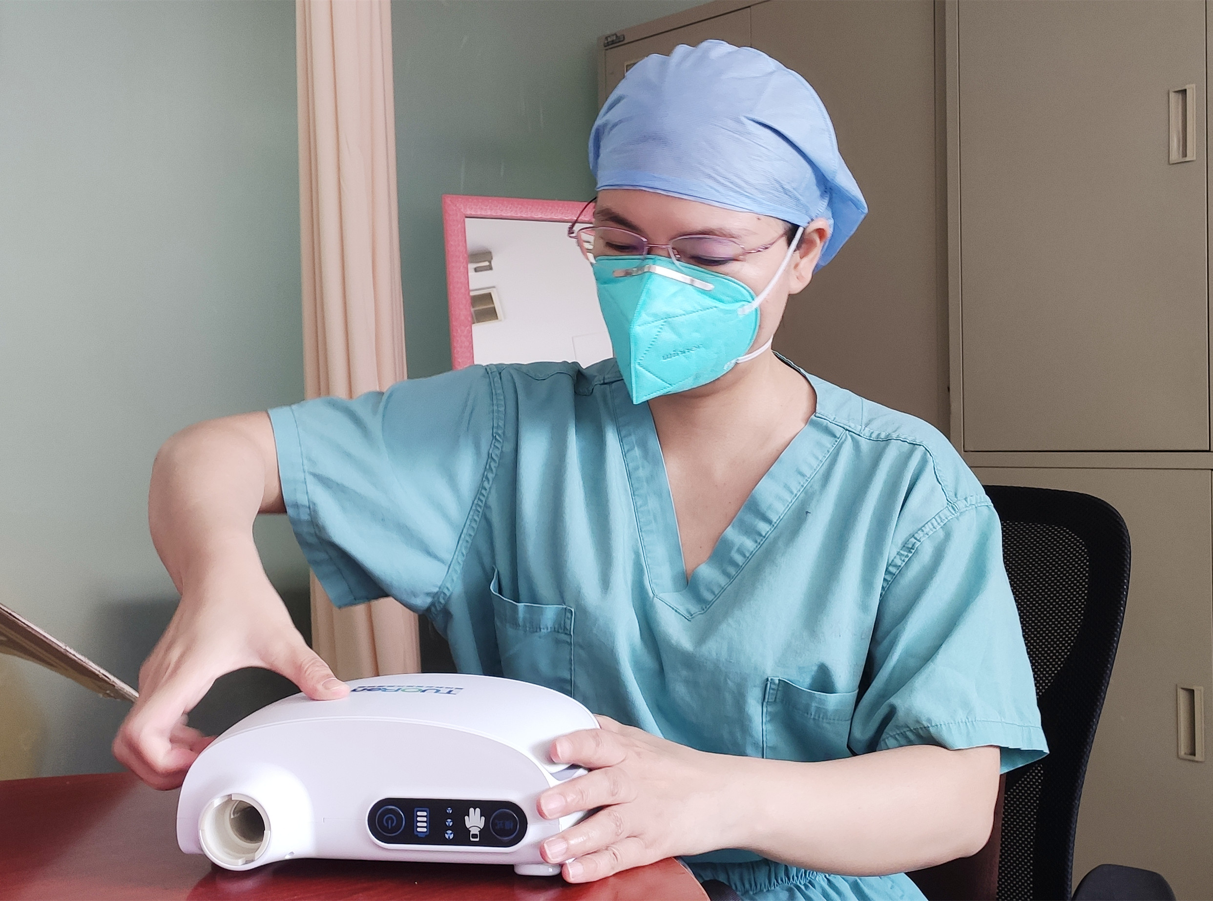湖南省人民醫(yī)院援滬感控專家李鳳容安裝,、檢查三級防護裝置“正壓防護頭罩”。均為長沙晚報通訊員 陳華麗 程薇 供圖