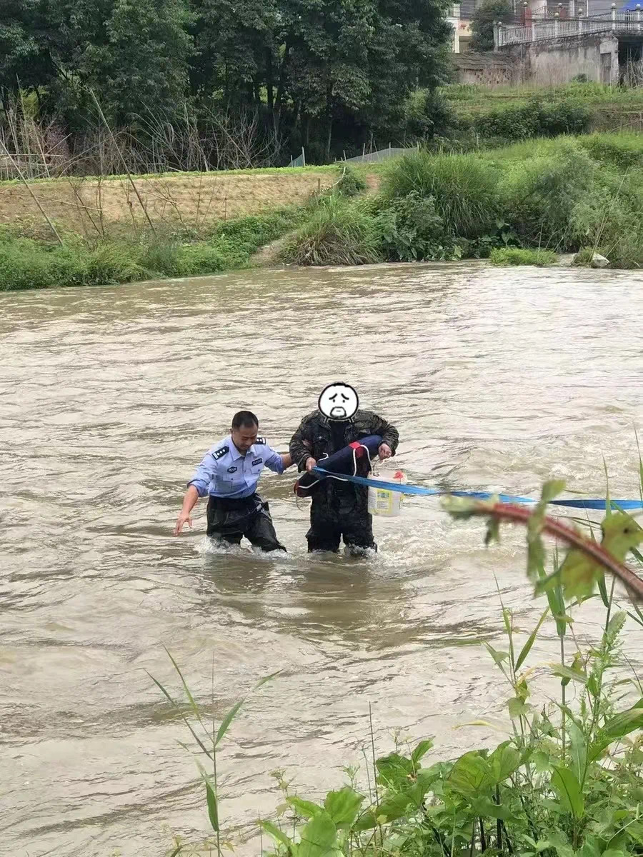 民警積極營救被困人,。均為通訊員王波供圖