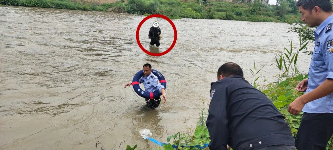 民警積極營救被困人。均為通訊員供圖