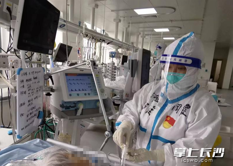 周霞在上海瑞金醫(yī)院盧灣分院重癥監(jiān)護(hù)病房,。
