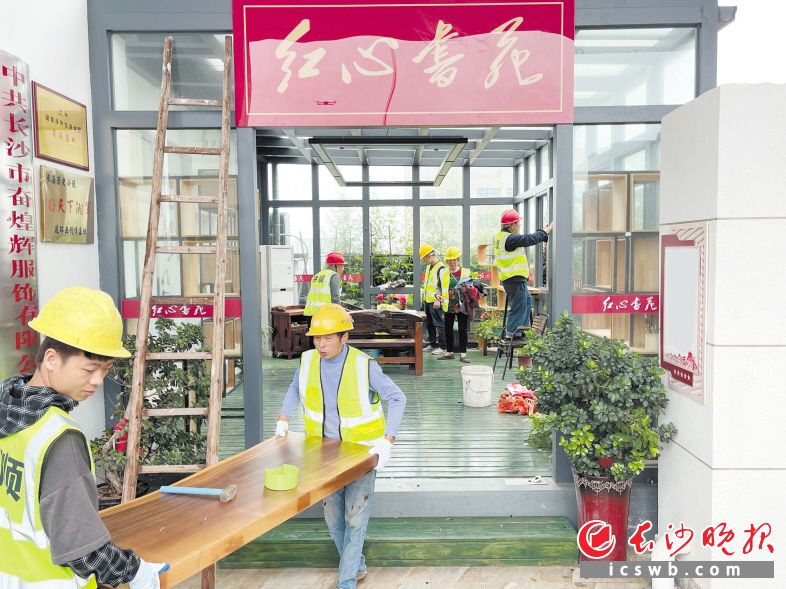 拆違現(xiàn)場(chǎng),，工人們將陽光房?jī)?nèi)的東西搬離。長(zhǎng)沙晚報(bào)全媒體記者 彭瑋蔚 攝