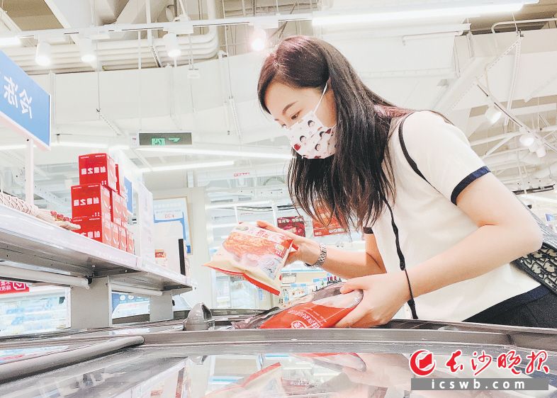 只需微波加熱3分鐘就可得到一份正宗的韓式炸雞,，市民正在挑選口味,。長(zhǎng)沙晚報(bào)全媒體記者 范宏歡 攝