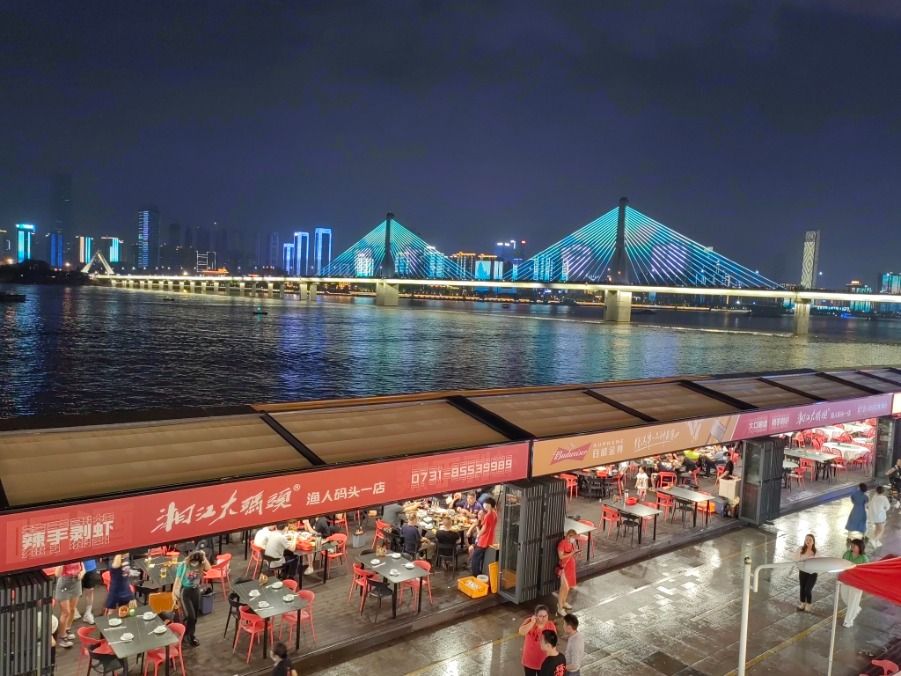 6月4日晚,，長(zhǎng)沙湘江邊上的夜宵集中地漁人碼頭吸引了不少市民和游客,。 新華社記者劉良恒 攝