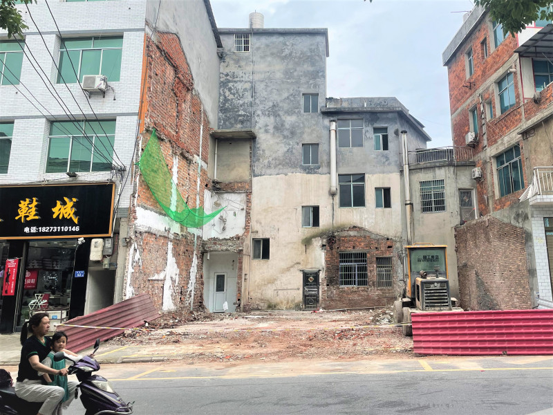 危樓安全拆除后的對(duì)比圖,。長(zhǎng)沙晚報(bào)全媒體記者 張禹 通訊員 胡志輝 攝影報(bào)道